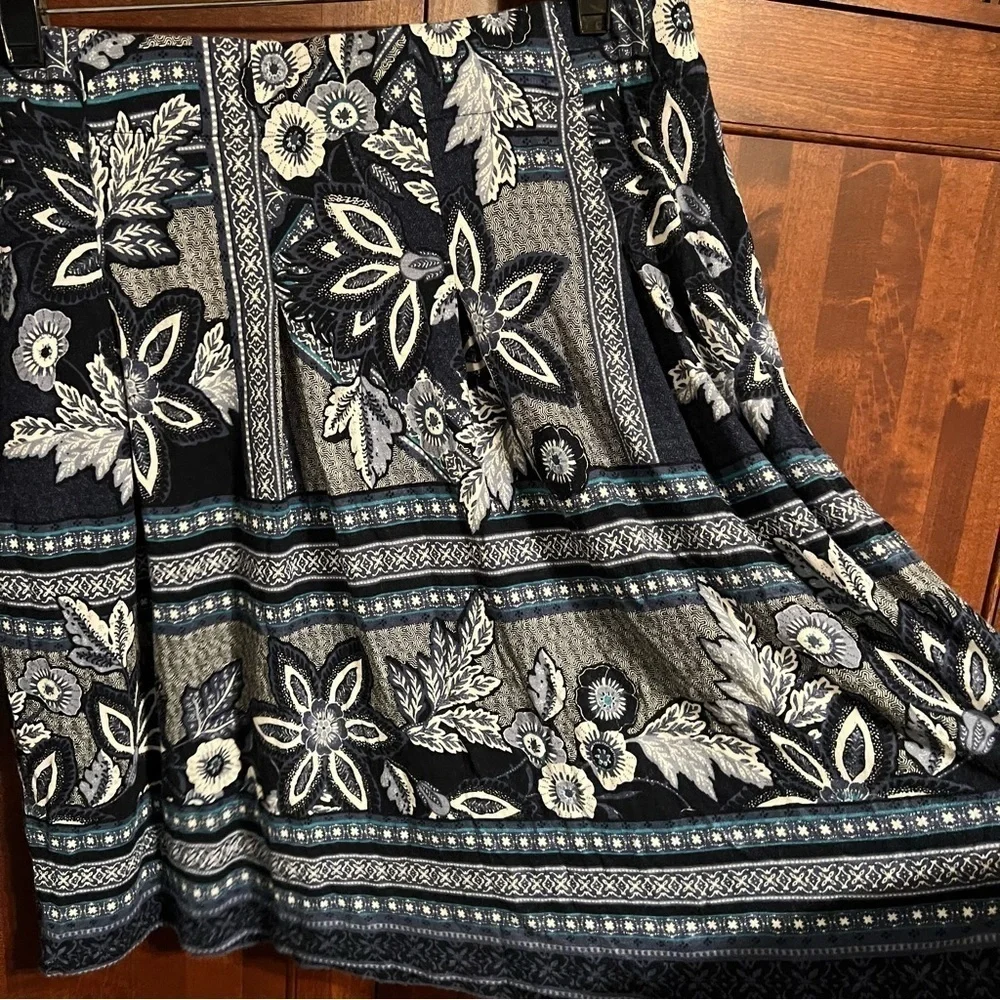 J Jill Blue Print Stretchy Rayon Knit Skirt with box pleats size S It#C70